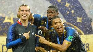 Le maillot de foot est la seconde peau du supporter. Coupe Du Monde Le Maillot Deux Etoiles Objet De Toutes Les Convoitises