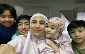 Anak sulung johan dan ozlyn. Ozlynn Pening Bila Johan Minta Tambah