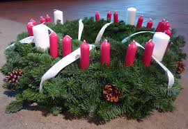 Um die zeit besinnlich zu gestalten und zu veranschaulichen, gibt es seit vielen jahrzehnten den adventskranz. Die Idee