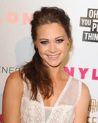 Amanda Leighton's Instagram, Twitter & Facebook