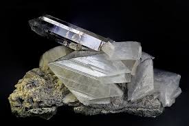 Jahrhundert nach französischem vorbild geprägt) ist im gegensatz zum gestein ein einzelnes element oder eine einzelne chemische verbindung, die im allgemeinen kristallin und durch geologische prozesse gebildet worden ist. Mineralienatlas Lexikon Adular