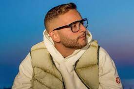 Dopo la collaborazione e il grande successo di a un passo dalla luna, i due cantanti hanno deciso di regalare ai fan un altro brano dal ritmo coinvolgente: Classify Italian Rapper Rocco Hunt