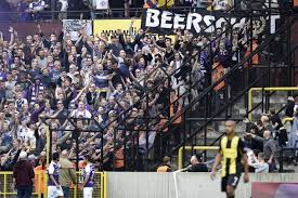 De harde kern van nac kreeg steun van supporters van de belgische club ksc lokeren. Beerschot Wilrijk Fan Klimt Over Omheining En Gaat Op De Vui Het Nieuwsblad Mobile