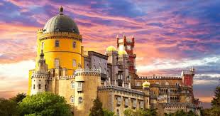 Pe stele, o linie din poemul poetului portughez și coordonatele geografice precise ale locului sunt șterse. Travel Mood