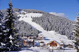 Plan de corones) is a mountain of the dolomites in south tyrol, italy, with a summit elevation of 2,275 metres (7,464 ft) above sea level. Skifahren St Vigil In Enneberg Kronplatz Plan De Corones