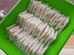 Ambil satu lembar roti sandwich yang sudah digoreng lalu isikan ayam saus mayo kedalamnya lalu berikan bahan pelengkap yakni acar kol lalu tutup dengan roti goreng lainnya. Resepi Sandwich Telur Mudah Inani Hazwani