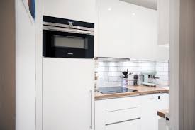 Séverine kalensky, créatrice de la cuisine dans le bain, spécialiste de l'aménagement d'intérieur, décoration, design d'espace et architecture d'intérieur propose un concept innovant pour vous permettre de changer ou de créer votre aménagement complet dans votre habitat. Petite Cuisine Blanche Et Bois Sk Concept