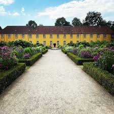Jeffrey Ippers Auf Instagram Dusseldorf Benrath Schlossbenrath Schloss Dusseldorfcity Sunday Sonntag Spaziergang Sonntagss In 2020 Sidewalk Structures
