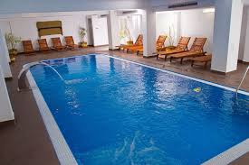 Atmosfera exclusivista oferita de hotelurile cu piscina exterioara. Piscina Coperita Hotelul Domnitei