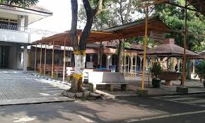 Kabupaten ini berbatasan dengan kabupaten bojonegoro di utara, kabupaten jombang di timur, kabupaten kediri dan kabupaten ponorogo di selatan, serta kabupaten madiun di barat. Hotel Satu2nya Di Nganjuk Ulasan Hotel Nirwana Nganjuk Indonesia Tripadvisor