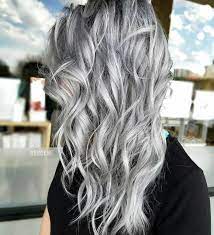 graue tonung mittellanges lockiges silbernes haar schwarzes t shirt haare grau farben graue haarfarben haarfarben