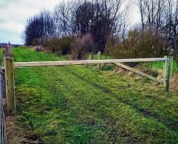 Neuheit 2019 Wegeschranke Aus Ntr A Impragnierter Norwegischer Waldkiefer Die Klassische Einfache Wegschranke Hat An Manchen Orten In 2020 Zaunbau Weidezaun Zaun