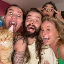 Isso que chamo de uma reunião daquelas! A atriz @verafischeroficial postou  cliques de seu Natal em momentos raros com os dois filhos: Rafaela Fischer,  de 43 anos, e Gabriel Almeida, de 29. "