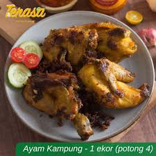 Serai 1 buah, tumbuk kecilkan api dan masak sampai berwarna kuning kecoklatan. Ayam Kampung Goreng Terasa Ungkep Bumbu Kuning Manis Frozen Shopee Indonesia