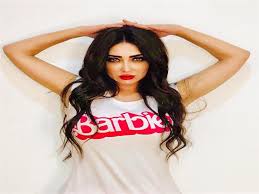 صرحت ممثلة تونسية تدعى سامية الطرابلسي، بأنها كانت تعمل في جدة مع جراح تجميل، دون أن يكون لديها شهادة في المجال. Ø³Ø§Ù…ÙŠØ© Ø§Ù„Ø·Ø±Ø§Ø¨Ù„Ø³ÙŠ Ø¨Ø¥Ø·Ù„Ø§Ù„Ø© ÙƒØ§Ø¬ÙˆØ§Ù„ ÙÙŠ Ø£Ø­Ø¯Ø« Ø¬Ù„Ø³Ø© ØªØµÙˆÙŠØ± Ù…ØµØ±Ø§ÙˆÙ‰