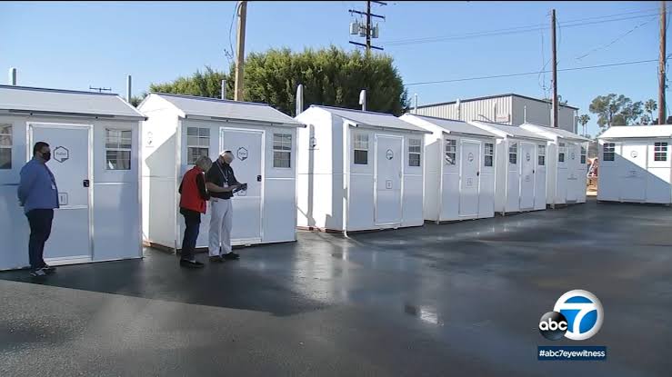 Redondo Beach experimenting with using tiny houses made from pallets to  help homeless get back on their feet - ABC7 San Francisco