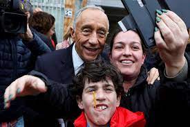 E se o presidente da república está num local com portugueses, dificilmente não existe… uma selfie a comprovar. Doze Selfies No Ano De Marcelo Rebelo De Sousa