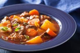 Kesselgulasch Mit Kartoffeln Rezept Rezept In 2020 Kesselgulasch Gulasch Slow Cooker Rindfleisch