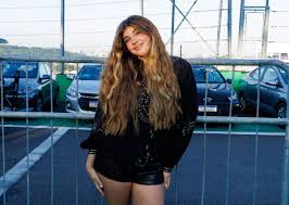 Sofia, filha de Grazi Massafera e Cauã Reymond, curte último dia de Lollapalooza em SP