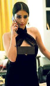 أنا أشفق عليهم هازال كايا ترد على الهجمات التي تعرضت لها بسبب صورة فاضحة Black Dress Little Black Dress Fashion