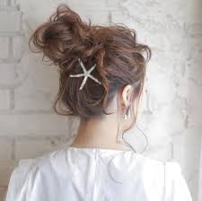 シーン別で使い分けロングヘアさんの首元すっきりアレンジ9選 Locari