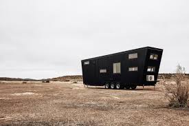 時髦酷黑的露營車drake 戶外生活也保持對極簡居家的堅持 everyday object minimalist decor minimalist interior minimalist living room apartment