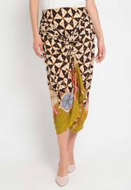 Tampil menawan dan mempesona saat acara menjadi hal penting yang wajib diupayakan perempuan, termasuk para hijabers. 30 Model Rok Batik Modern Lilit Panjang Pendek