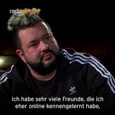 Samira El Ouassil und Sham Jaff reden in der neuen Folge "Besser als Krieg"  mit Oliver Polak über Ängste, Geburtstage, über die Reißleinen im Leben,  über Mamas and Papas. Und darüber, wie man online ...