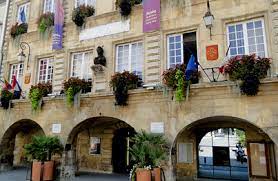 Ville bien située dans une région très touristique. Bagnols Sur Ceze Gard Provence