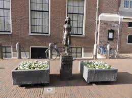 Jedes jahr kommen rund eine million besucher und nehmen oft stundenlange wartezeiten in kauf. Schlicht Und Unauffallig Statue Of Anne Frank Amsterdam Reisebewertungen Tripadvisor