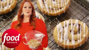If dough is too sticky either refrigerate or add another 12 to 1 cup oatmeal. Learn How To Bake These Festive Cinnamon Roll Cookies The Pioneer Woman Youtube