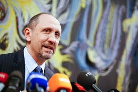 Ik werd er opgemerkt door de voorzitter van het algemeen boerensyndicaat omdat ik actie voerde rond de pachtwet voor boeren. Vermittler Vande Lanotte Setzt Arbeit Fort