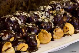 Diese flüssigkeit mit der geschmolzenen schokolade mischen und darauf achten dass keine klümpchen drin sind. Profiteroles Mit Schokocreme Und Mandelchips Foto Vorratig Crushpixel