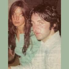 PHOTO OF THE DAY: Stella McCartney with her father Paul McCartney at the  Liverpool Institute of Performance Arts during her "STELLA LOVES LIVERPOOL"  fashion show (June 1, 2008) 💙🔆