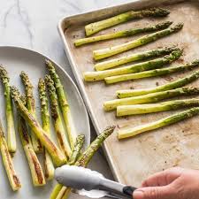 Wie lange sie den spargel kochen, hängt von der spargelsorte ab. Spargel Richtig Kochen Und Essen Und Was Man Noch Daruber Wissen Soll