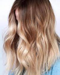 Mushroom blonde il colore capelli di tendenza per l autunno 2020 / è magra e non molto alta, ma abbastanza forte da provvedere alla sua famiglia. Capelli Biondi Inverno 2022 Le Tonalita Per Donne Con La Pelle Olivastra