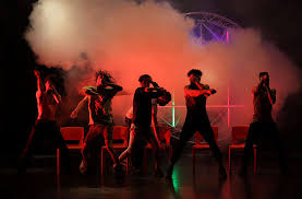 Agitateur de la scène contemporaine française, olivier dubois soumet les corps nus de 18 danseurs à l'implacable répétitivité d'une mécanique qui ronge lentement le frein de leur docilité et les pousse à une explosive libération. Itmahrag Programme Festival De Marseille