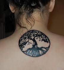 La plus célèbre design tattoo arbre est l'arbre de vie peut avoir une signification symbolique. Tatouage Femme Arbre De Vie Sous La Nuque Tatouage Femme