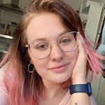 Melanie Vick's Instagram, Twitter & Facebook