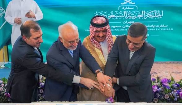 السفارة السعودیة فی طهران تحتفل بالیوم الوطنی السعودی، بحضور مساعد الرئیس  الإیرانی وعدد من کبار المسؤولین الإیرانیین، بمشارکة وفد إیرانی رفیع المستوى