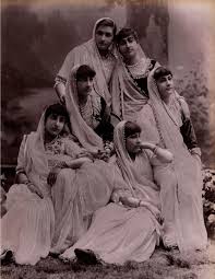 Two young Parsi ladies, Bombay, India. Photograph circa 1910. #History #India #Bombay #Mumbai