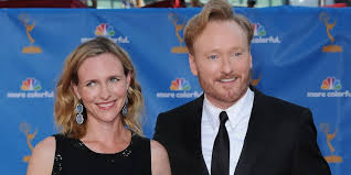 O'brien, comme de nombreux écrivains de snl , est parfois apparu comme figurant dans des sketches ; Who S Conan O Brien S Wife Liza Powel Wiki Net Worth Height Kids Bio