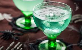 Riscopri il gusto dell'aperitivo direttamente a casa tua! Ecco Le Ricette Di 3 Inquietanti Cocktail Di Halloween Da Preparare A Casa Per La Notte Delle Streghe La Piu Pazza Dell Halloween Ricette Di Cocktail Cocktail