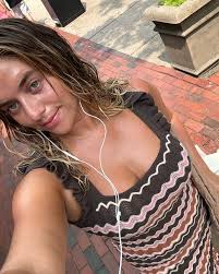 Elizabeth Castaldi's Instagram, Twitter & Facebook