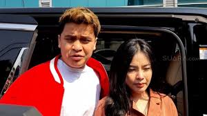 Nangisnya gra2 apha c' ka. Pada Syahnaz Billy Syahputra Dan Elvia Cerolline Bilang Tak Akan Menikah