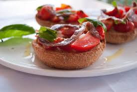 Friselle Aux Tomates Et Aux Anchois Recette Des Pouilles En 2020 Anchois Recette Recette Italienne Recette