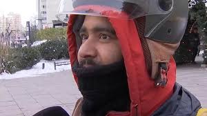 Unii livratori asiatici din România au văzut aici prima zăpadă din viața  lor. Abdul, din Bangladesh, a povestit cum trece peste iarna din București