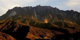 Dalam jurnal yang dipublikasikan metasastra tahun 2012, menjelaskan bahwa sangkuriang merupakan kisah legenda yang menceritakan asal usul terjadinya gunung tangkuban perahu. Kisah Mistis Di Balik Gunung Kinabalu Malaysia