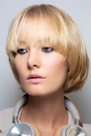 Frisuren für mollige frauen lernen sie wie man mit der richtigen frisur schlanker aussehen kann. Diese 3 Frisuren Machen Ein Schmales Gesicht