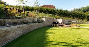 Natursteine für wege, plätze und treppen, terrassen platten, mauern steine, palisaden, sichtschutz kies und schottter direkt vom pflaster und platten. Naturstein Im Garten Rheingrun